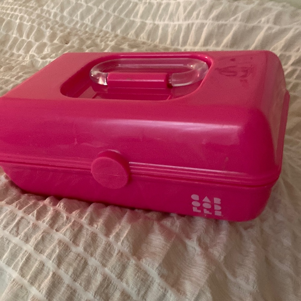 Used but deep cleaned hot pink mini caboodle